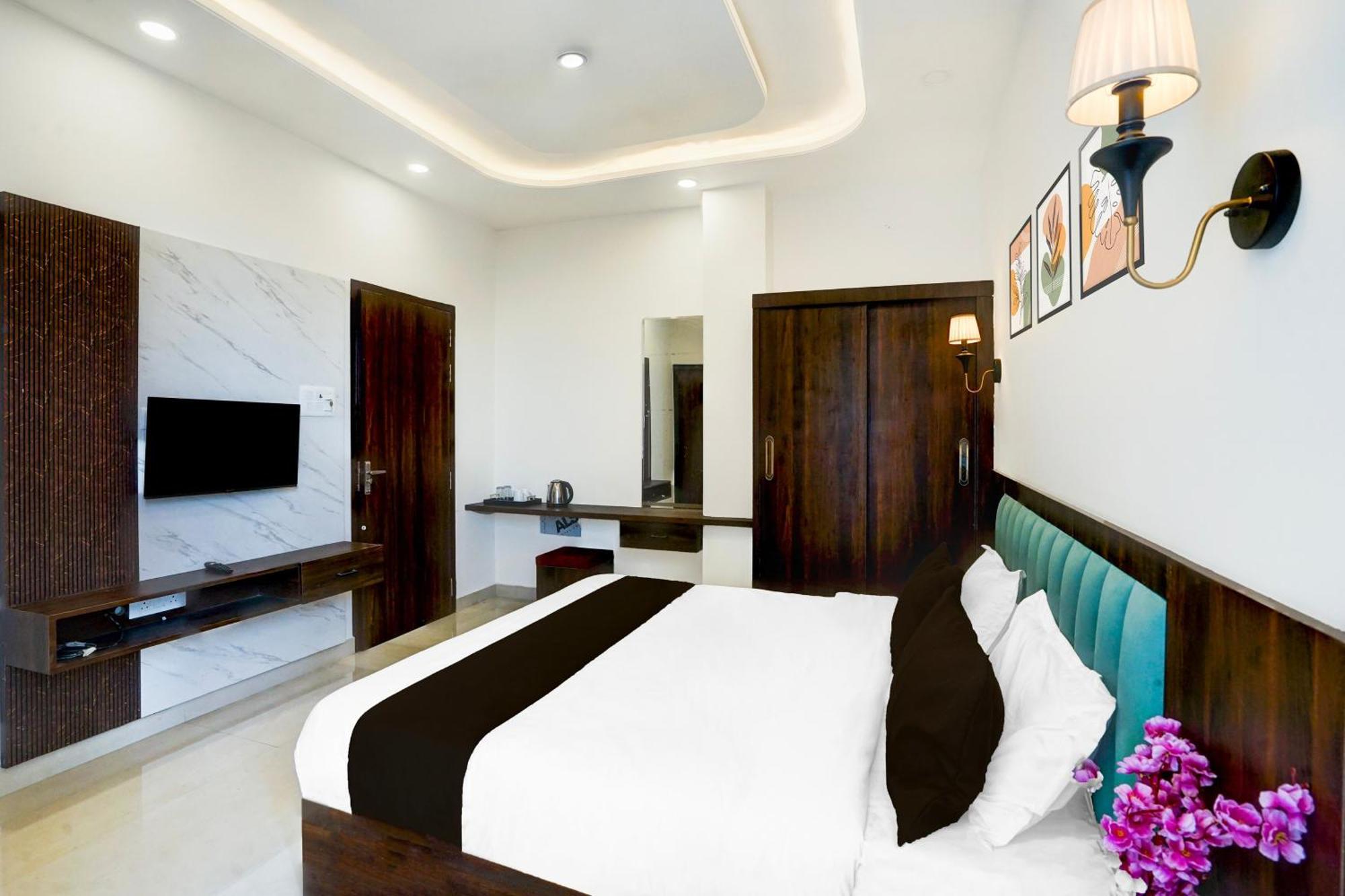 Collection O Golden Sapphire Hotel Jaipur Bagian luar foto