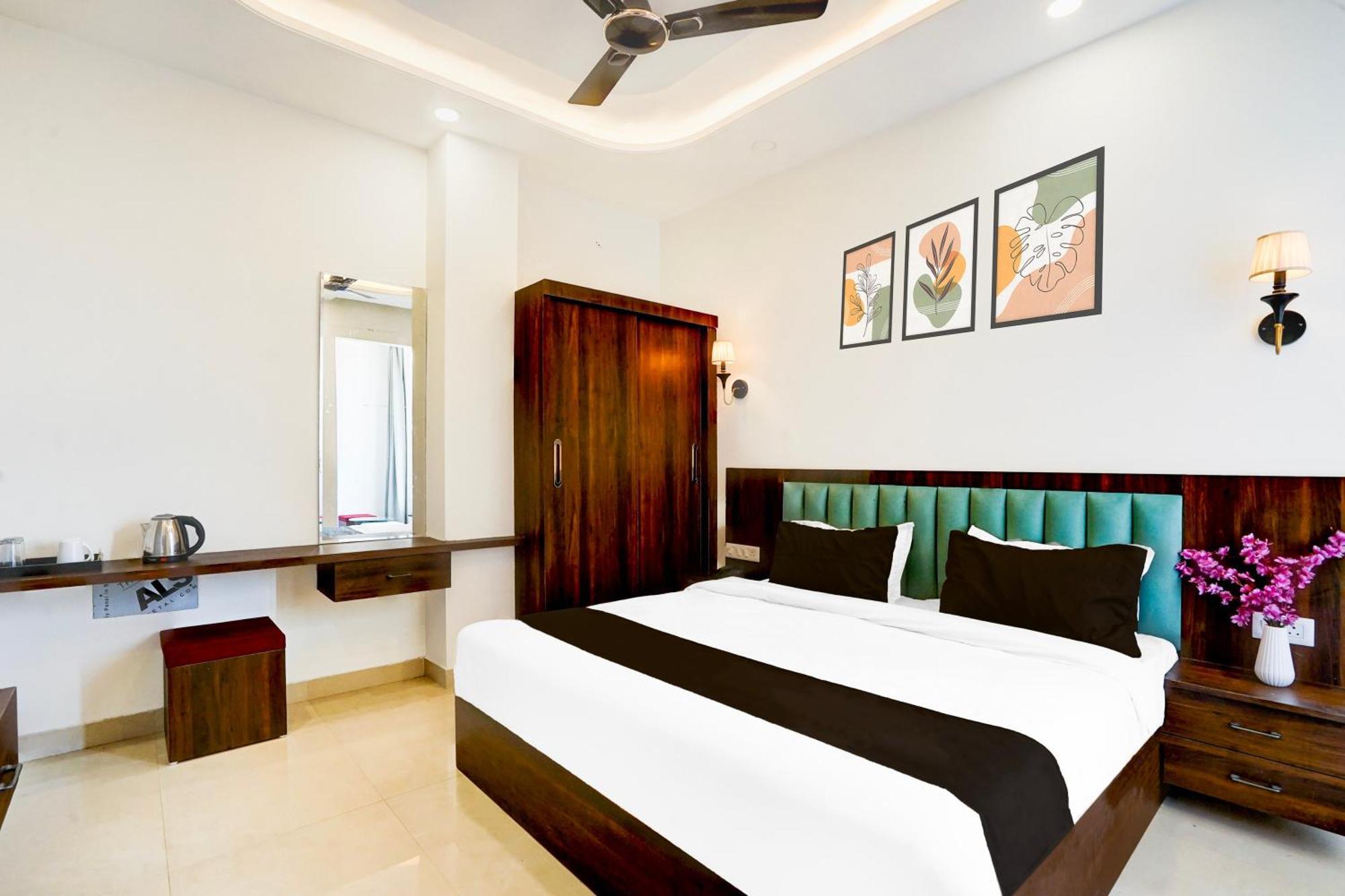 Collection O Golden Sapphire Hotel Jaipur Bagian luar foto