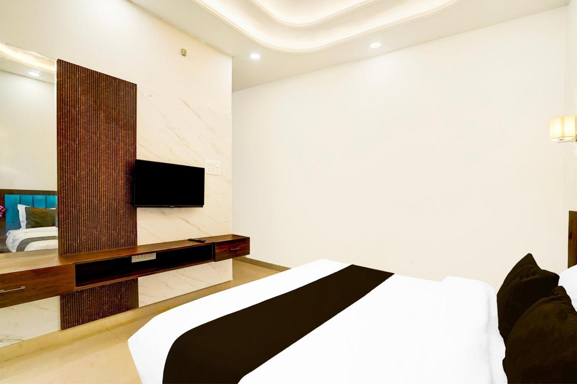 Collection O Golden Sapphire Hotel Jaipur Bagian luar foto